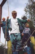 Dreng balancerer på reb (linedans)