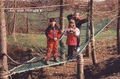 Børn i hoppenet mellem træer